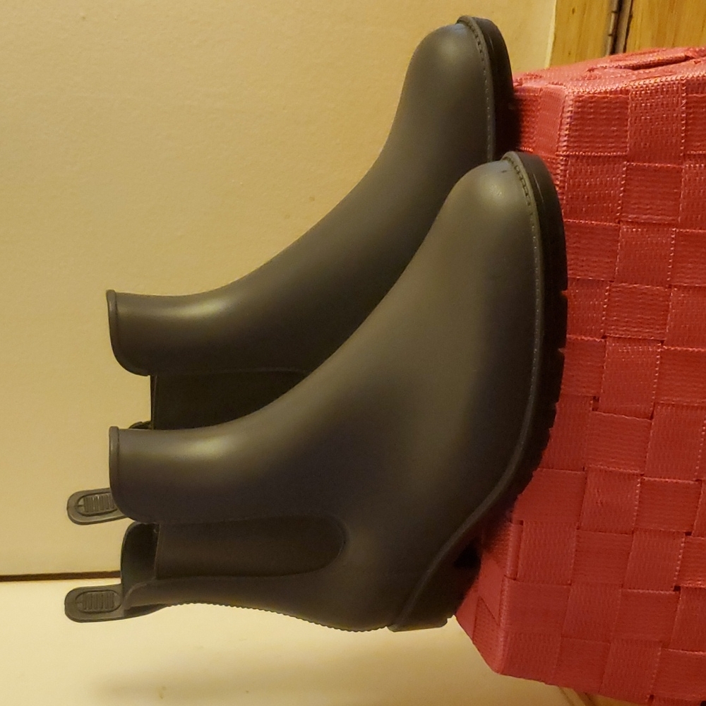GREY rainboots size 8,5